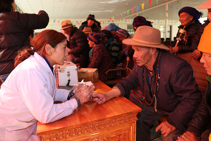 關(guān)愛“五?！崩先?，阜康義診暖人心