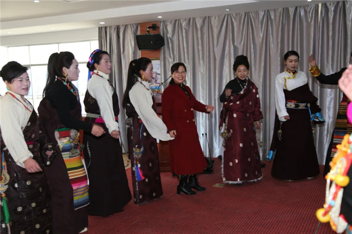 藏歷新年阜康醫(yī)院藏族行后員工跳起鍋莊過新年