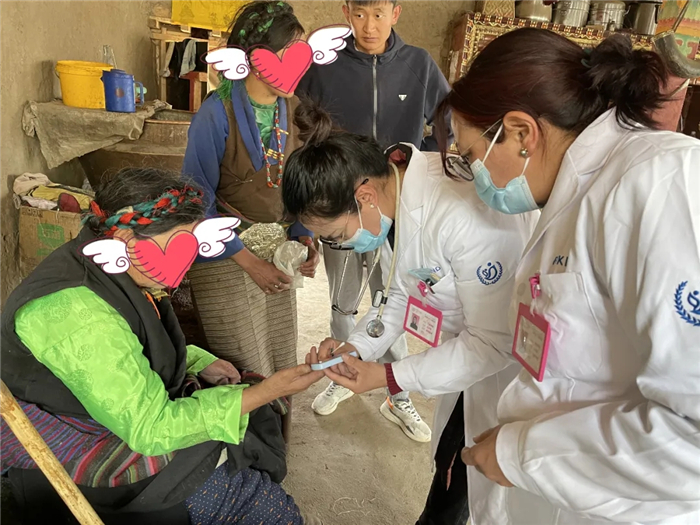日喀則一老阿媽腿疾不能出門，阜康義診大夫上門送愛心——2021阜康義診日志④