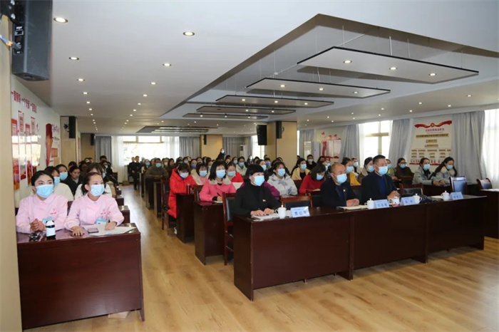 西藏大學附屬阜康醫(yī)院舉行服務(wù)禮儀規(guī)范培訓