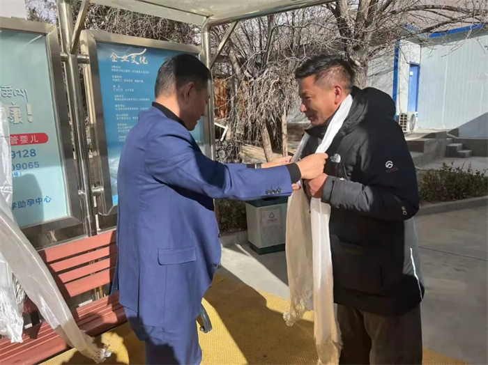 全新54座大客車服務(wù)我院員工上班通勤