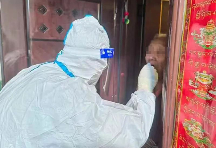 89歲核酸陽(yáng)性老人尿路堵塞，阜康抗疫醫(yī)生上門解困