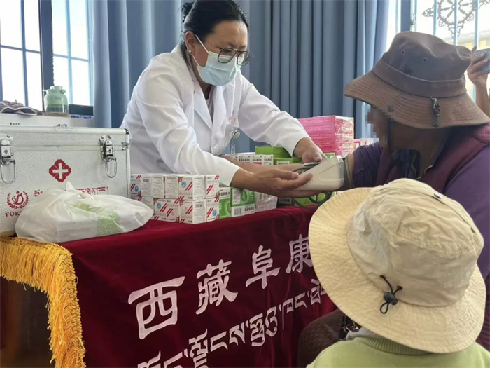 西藏阜康醫(yī)院助力“健康拉薩行動(dòng)”開(kāi)展送醫(yī)送藥活動(dòng)