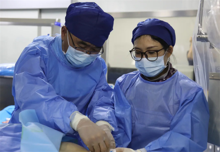 西藏阜康醫(yī)院成功開(kāi)展DSA下右心漂浮導(dǎo)管檢查術(shù)