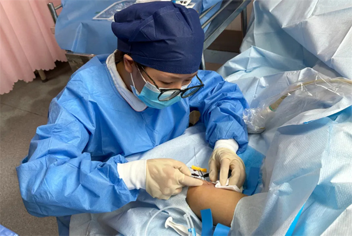 有醫(yī)術(shù)，也有溫度——西藏阜康醫(yī)院護(hù)理靜療學(xué)組開(kāi)展院內(nèi)首例中線(xiàn)導(dǎo)管穿刺技術(shù)