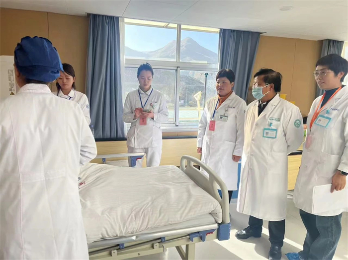 西藏阜康醫(yī)院護(hù)理部對全院護(hù)理人員開展單人徒手心肺復(fù)蘇技術(shù)考試