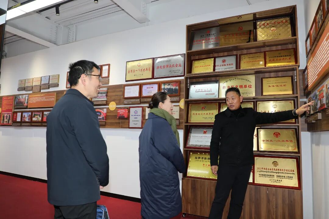 自治區(qū)工商聯(lián)領(lǐng)導(dǎo)在春節(jié)藏歷新年前夕走訪慰問阜康醫(yī)院老黨員、困難黨員