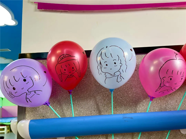 阜康醫(yī)院“業(yè)余畫師”畫氣球妝點(diǎn)兒童節(jié)：童年的小氣球，飛回我手里！