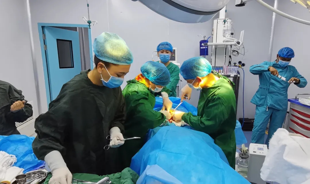 阜康醫(yī)生臨危授命行剖宮產(chǎn)手術(shù)，填補(bǔ)嘉黎縣醫(yī)院歷史空白——阜康醫(yī)院援助嘉黎縣報(bào)道⑤