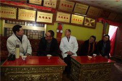 醫(yī)者仁心 阜康在行動丨送醫(yī)送藥進(jìn)布宮，阜康義診獻(xiàn)愛心