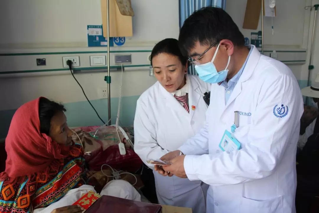 阜康天使基金會與內(nèi)科醫(yī)生資助低保貧困戶家庭