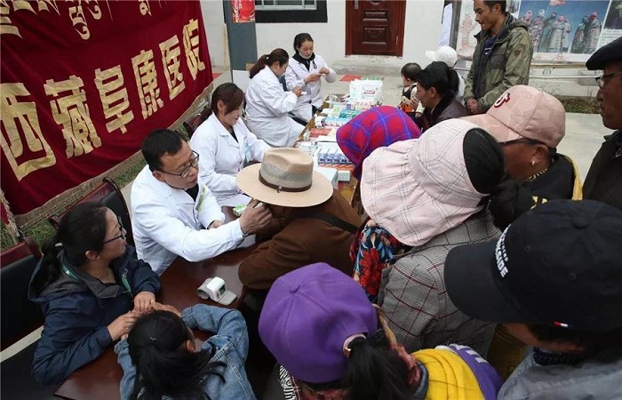 愛心義診下基層、健康服務(wù)暖人心——西藏阜康醫(yī)院醫(yī)療隊(duì)為牧民群眾送醫(yī)、送藥、送健康！