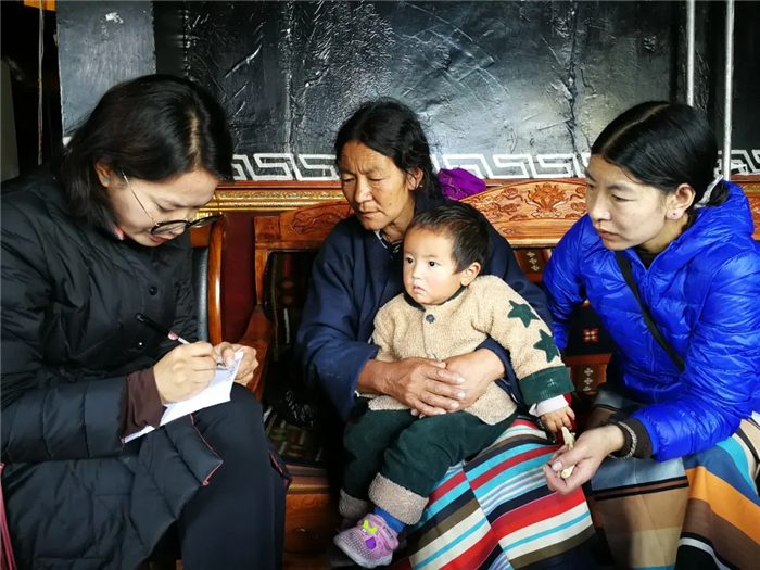 阜康義診組行紀(jì)：行醫(yī)，心懷佛心——阜康醫(yī)生為餐館老板娘之子診斷！