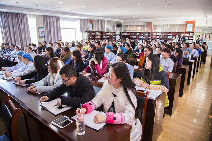 西藏阜康醫(yī)院開展服務(wù)能力與禮儀知識的培訓(xùn)會