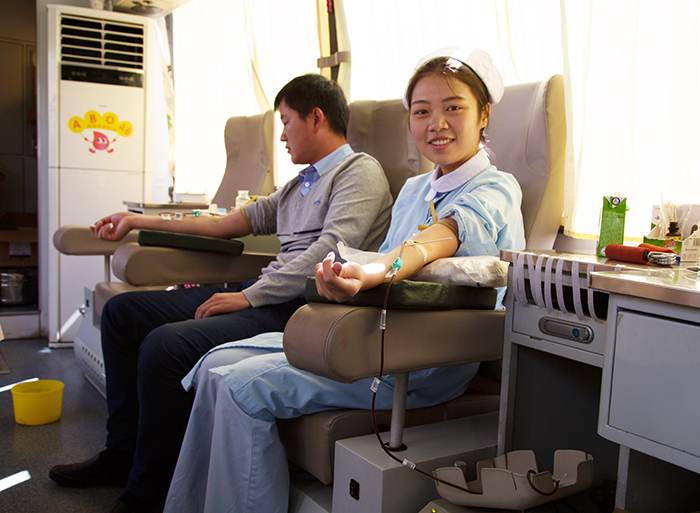 西藏阜康集團(tuán)黨委組織黨員帶頭的義務(wù)獻(xiàn)血活動