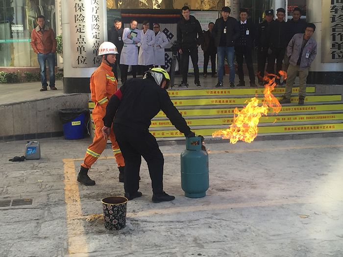 我院開展消防安全知識培訓(xùn)和應(yīng)急演練專題會