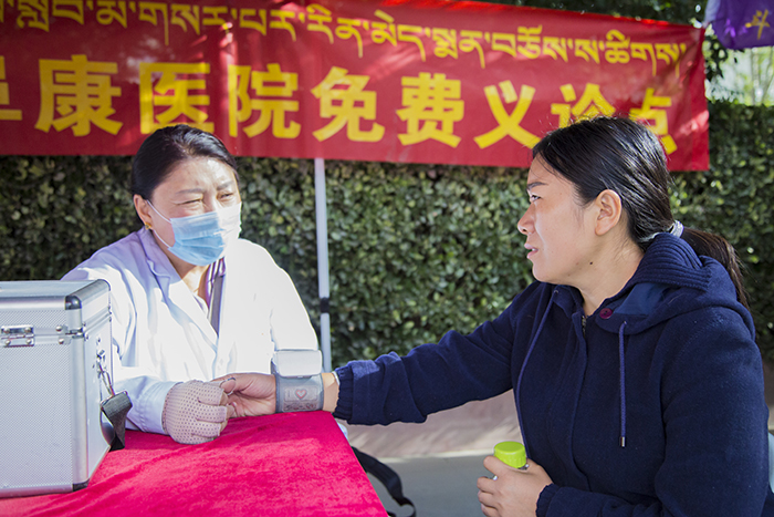 西藏阜康醫(yī)院及體檢中心于西藏大學(xué)開(kāi)展新生入學(xué)免費(fèi)義診