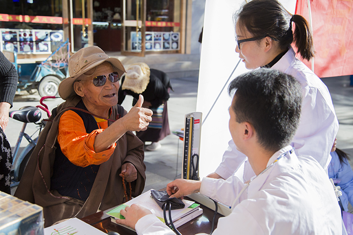 阜康醫(yī)藥集團(tuán)于“全國(guó)安全用藥月”開(kāi)展免費(fèi)義診宣傳活動(dòng)